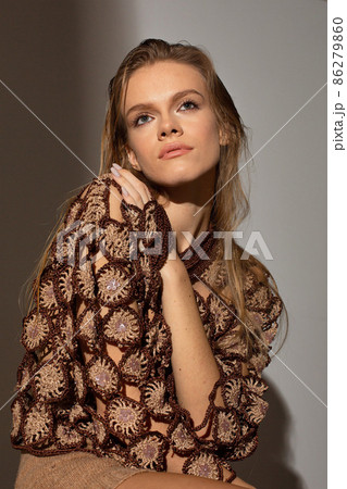 Pretty blond woman in sunset light 86279860