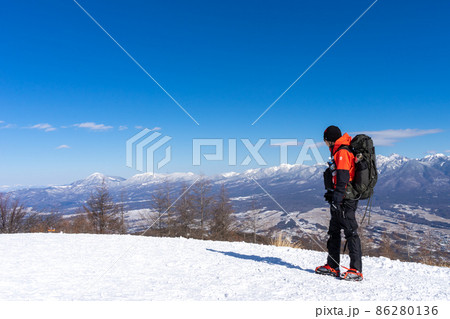 冬山の山頂を歩く登山道 冬山の山頂を歩く登山道 86280136