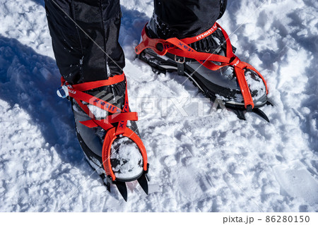 冬山登山で使用するアイゼン 冬山登山で使用するアイゼン 86280150