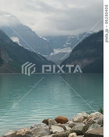 カナダのバンフ国立公園のレイクルイーズの湖面と奥の山間から見えるロッキー山脈 カナダのバンフ国立公園のレイクルイーズの湖面と奥の山間から見えるロッキー山脈 86280408