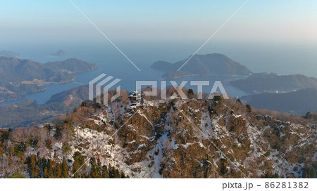 冬の青葉山の頂きから見た若狭湾 86281382