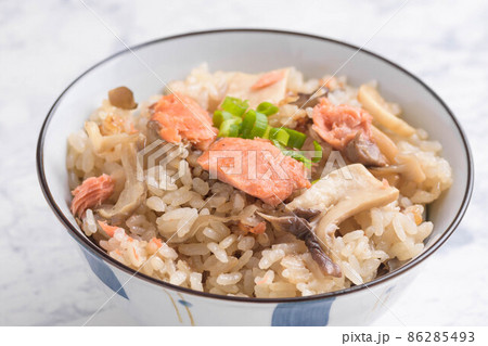 鮭と舞茸の炊込み御飯 86285493