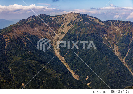 南アルプス・北岳稜線からみる秋色の仙丈ヶ岳 86285537