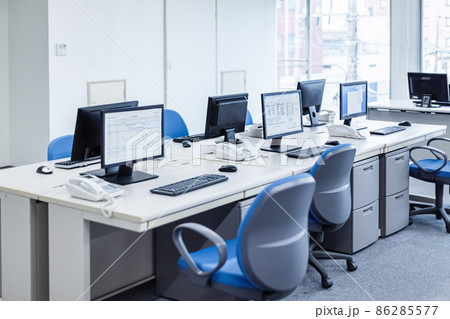 無人のオフィス内観 86285577
