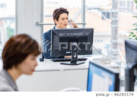 オフィスでパソコンを使うビジネスマン 86285579