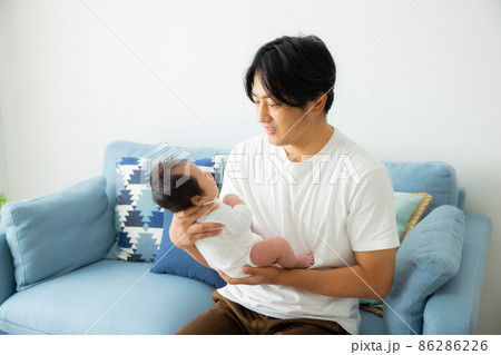 母ちゃんを抱っこするパパ 母ちゃんを抱っこするパパ 86286226