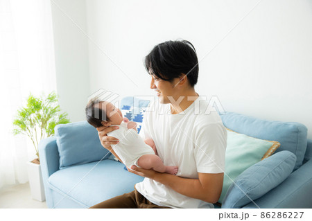 母ちゃんを抱っこするパパ 母ちゃんを抱っこするパパ 86286227