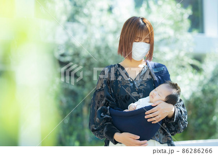 赤ちゃんを抱くお母さん　屋外　マスク 86286266