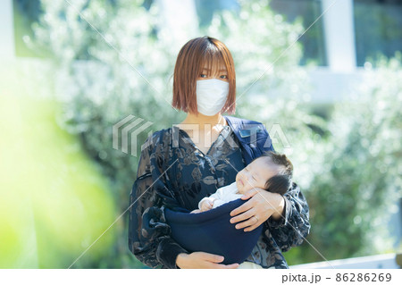 赤ちゃんを抱くお母さん　屋外　マスク 86286269
