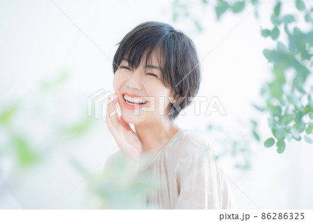 ショートヘアの女性　ボタニカル　 86286325
