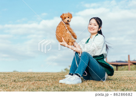 愛犬と遊ぶ女性 愛犬と遊ぶ女性 86286682