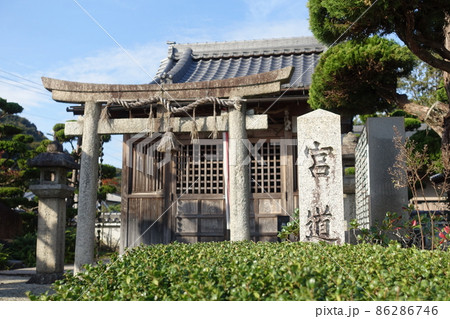 京都、山科の宮道神社の鳥居と拝殿 京都、山科の宮道神社の鳥居と拝殿 86286746