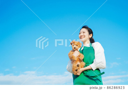 愛犬と遊ぶ女性 愛犬と遊ぶ女性 86286923