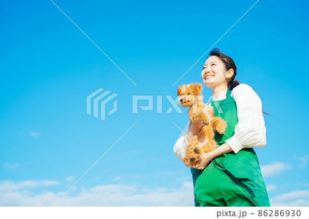 愛犬と遊ぶ女性 86286930