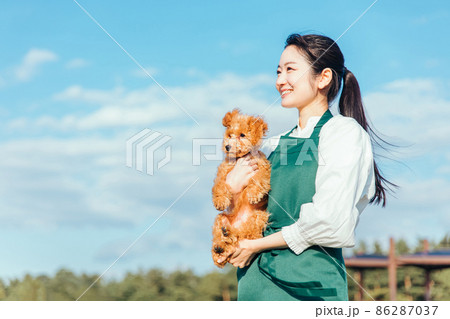 愛犬と遊ぶ女性 86287037