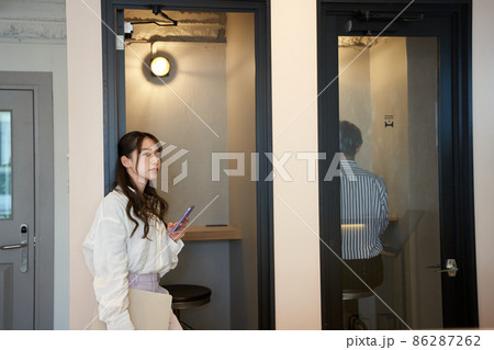 ビジネスパーソン　ブース　集中ブース　カフェ　コワーキング　シェアオフィス 86287262