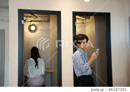 ビジネスパーソン　ブース　集中ブース　カフェ　コワーキング　シェアオフィス 86287265