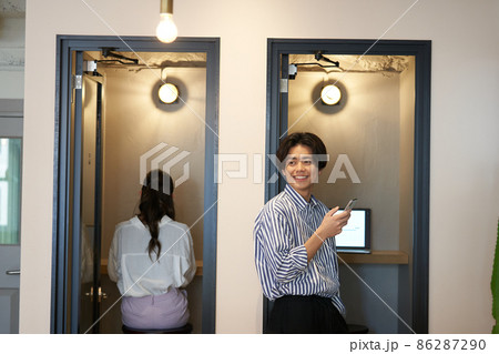 ビジネスパーソン　ブース　集中ブース　カフェ　コワーキング　シェアオフィス 86287290