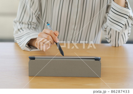 液晶タブレット　操作　手元 86287433