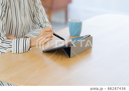 液晶タブレット 操作 手元 液晶タブレット 操作 手元 86287436