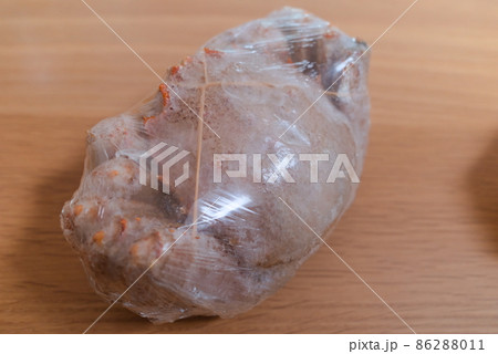 ラップに包まれた冷凍毛ガニ 86288011