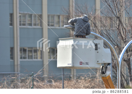 電気工事　LED道路照明灯の取り付け作業風景　電気料削減効果 86288581