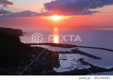 北海道羅臼漁港の夜明け 北海道羅臼漁港の夜明け 86288882