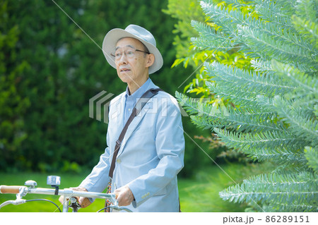 自転車で出かけるシニア男性 86289151