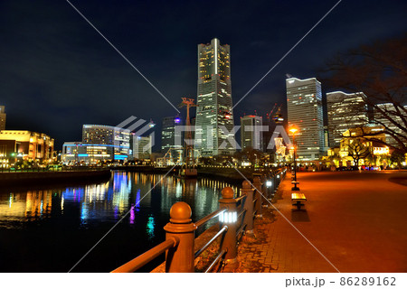 みなとみらいの夜のロープウェイのゴンドラの光跡 みなとみらいの夜のロープウェイのゴンドラの光跡 86289162