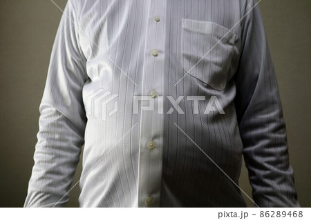 中年太りでお腹が出たビジネスマン 中年太りでお腹が出たビジネスマン 86289468
