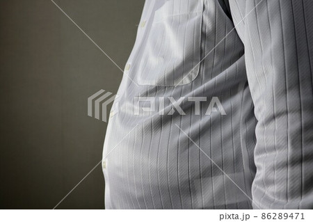 中年太りのビジネスマンのお腹 86289471
