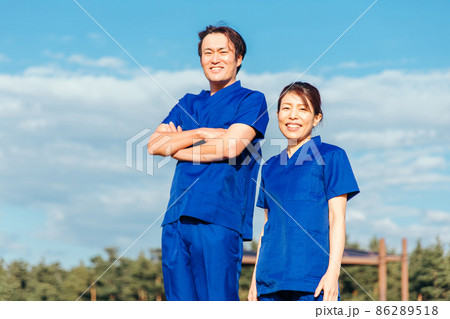 スクラブを着た男女（医療スタッフ・カメラ目線） 86289518