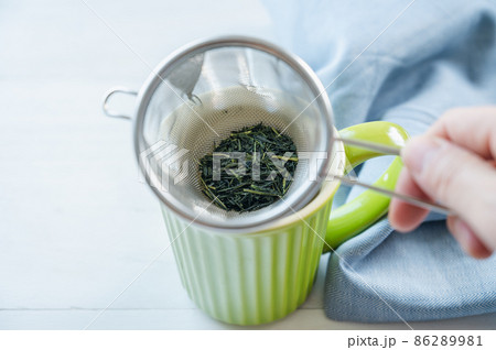 茶こしでマグカップに入れる緑茶 茶こしでマグカップに入れる緑茶 86289981