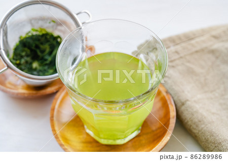 茶こしでいれた緑茶 86289986