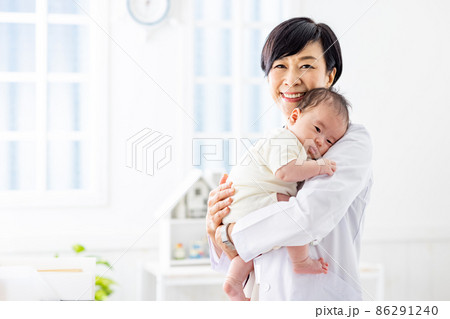 小児科　産婦人科　女性医師　赤ちゃん 86291240