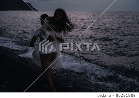 man in love carries his girlfriend piggyback on the beach by the sea man in love carries his girlfriend piggyback on the beach by the sea 86291988