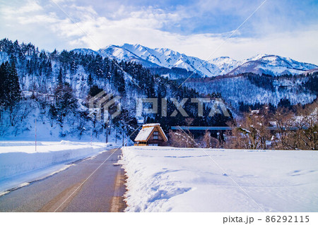 日本の原風景　世界遺産　冬の白川郷　合掌造り集落 86292115