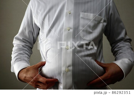 お腹の脂肪をつまむビジネスマン 86292351