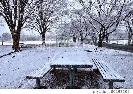 雪景色の寒川中央公園のテーブルとベンチ 雪景色の寒川中央公園のテーブルとベンチ 86292505