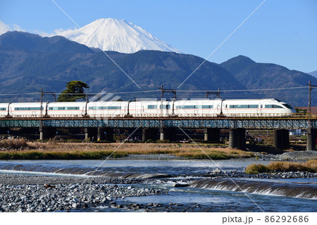 富士山を背景に酒匂川橋梁を渡る小田急ロマンスカー 50000形VSE 86292686