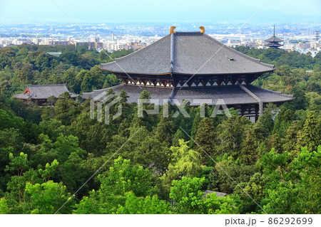 【奈良県】東大寺大仏殿と興福寺五重塔 86292699