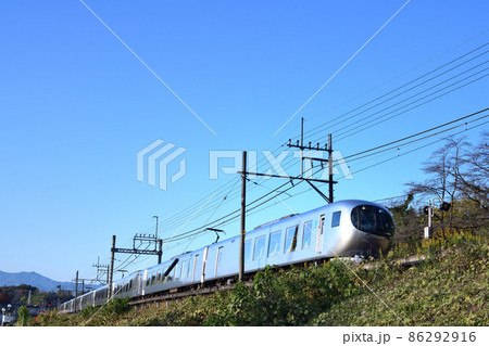 秩父の山並みを遠く背景に走る西武鉄道001系特急ちちぶ号（ラビュー） 86292916