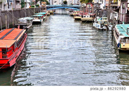 浅草橋の神田川船宿に停まる屋形船 86292980
