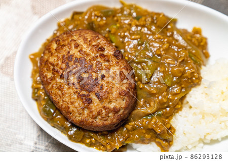 美味しそうなハンバーグカレーの写真 美味しそうなハンバーグカレーの写真 86293128