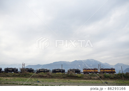 藤原岳を背景に走る三岐鉄道の貨物列車 86293166