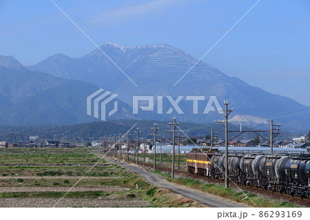 藤原岳を背景に走る三岐鉄道の貨物列車 86293169
