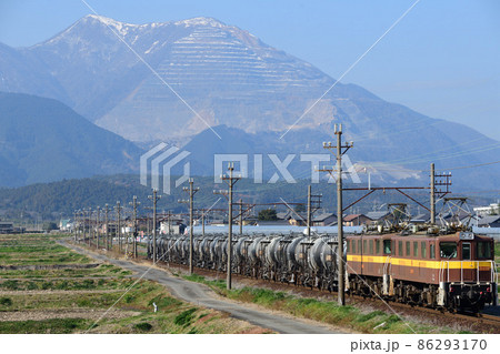 藤原岳を背景に走る三岐鉄道の貨物列車 86293170