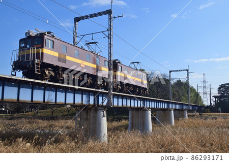 宇賀川にかかる橋梁を渡る三岐鉄道の貨物列車 86293171