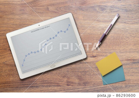 タブレットに映る石油ガソリン価格値上がり（英語） 86293600