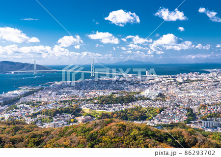 《兵庫県》明石海峡大橋と海沿いの街並み 86293702
